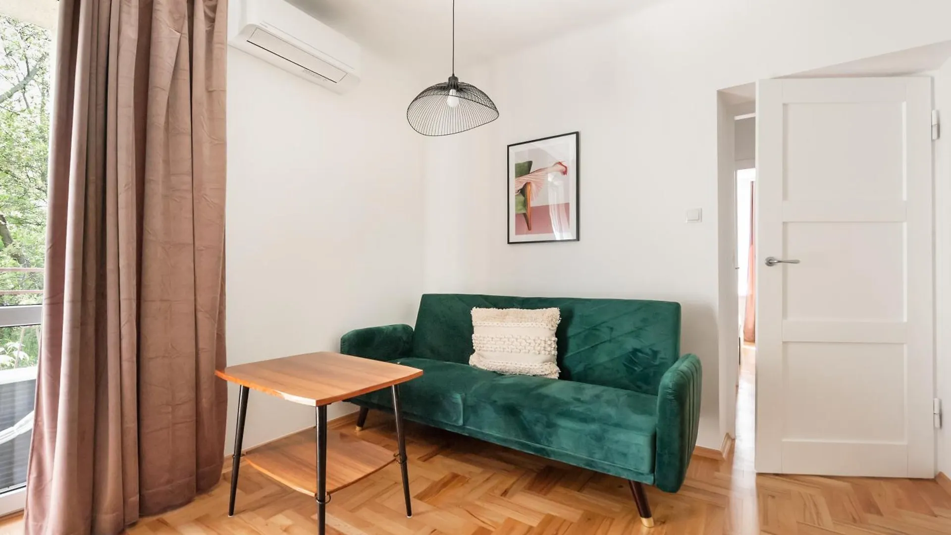 Metro Raclawicka Homey Apartment ワルシャワ