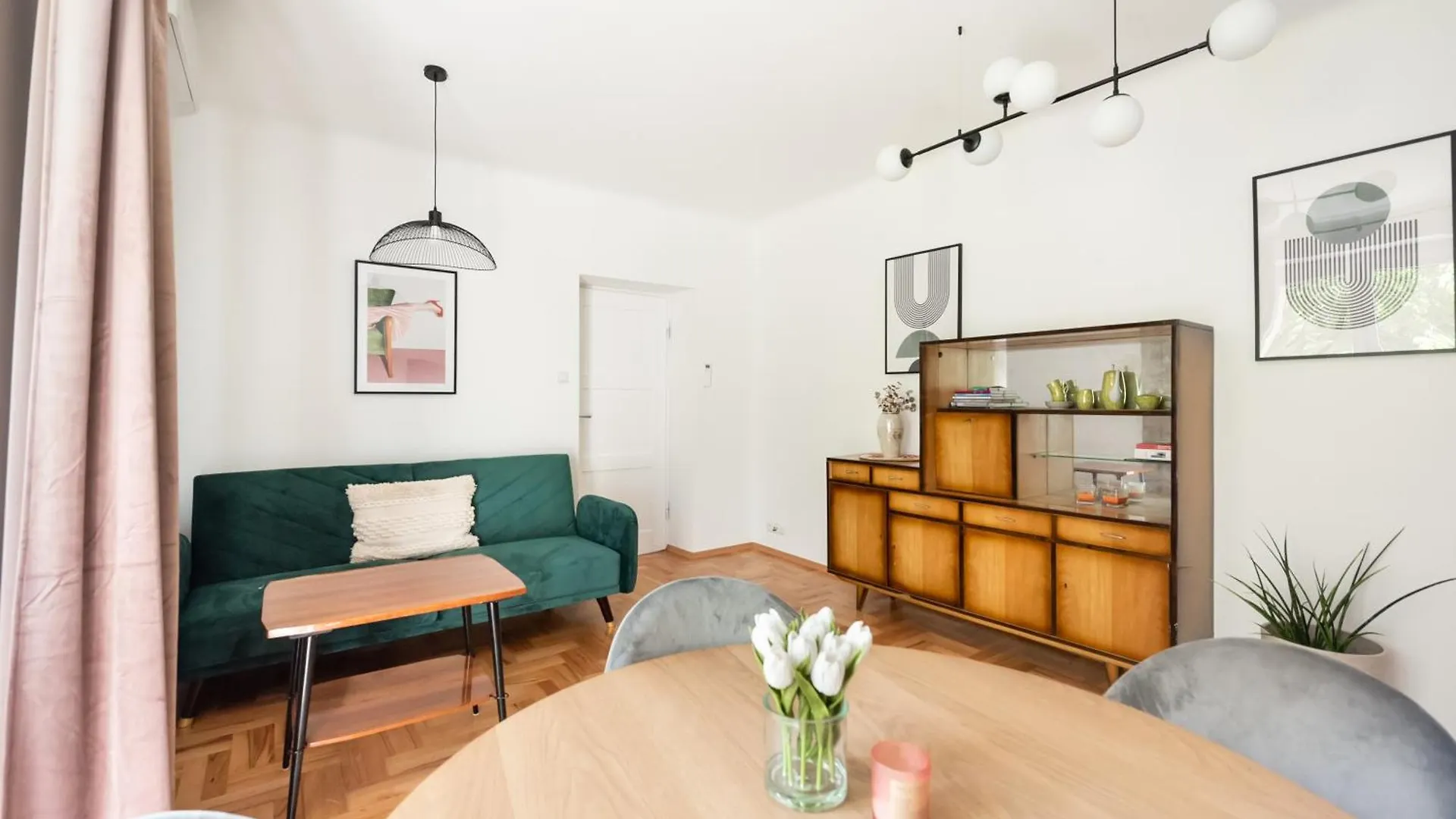 Metro Raclawicka Homey Apartment ワルシャワ